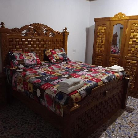 Three Sisters Guest House Kololi Esterno foto