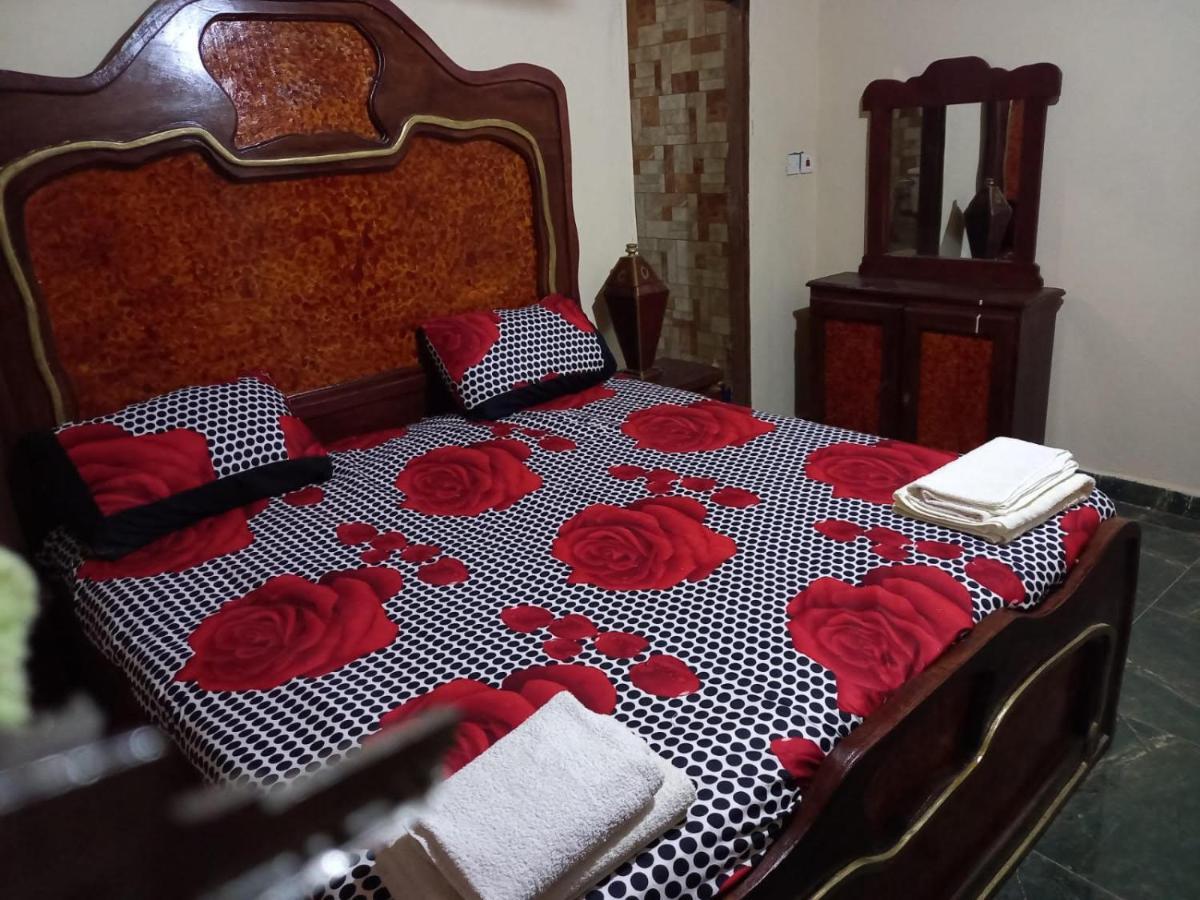 Three Sisters Guest House Kololi Esterno foto